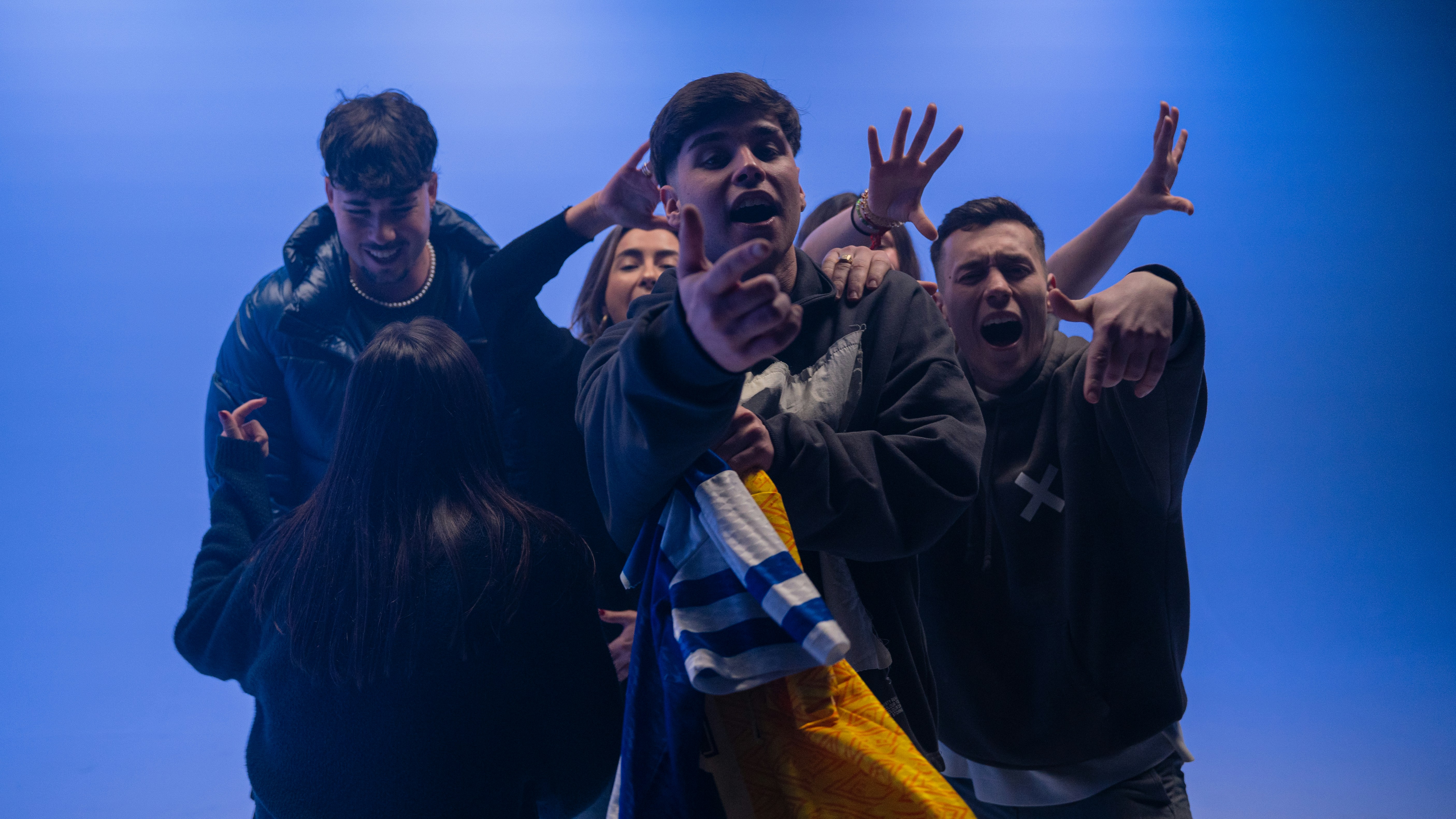 Una noche vibrante llena de energĂa, donde la mĂşsica rap se adueña del espacio underground. La esencia de la cultura hip hop se vive en cada verso, en cada beat que resuena en las paredes, mientras los artistas y el pĂşblico se conectan a travĂ©s de la pasiĂłn por la mĂşsica. Un concierto Ăntimo y autĂ©ntico, donde la verdadera magia del rap cobra vida en su forma más pura. by School Play Scripts A group of people standing next to each other